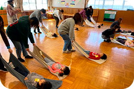 写真:「おたまじゃくし」＜子育て支援広場＞